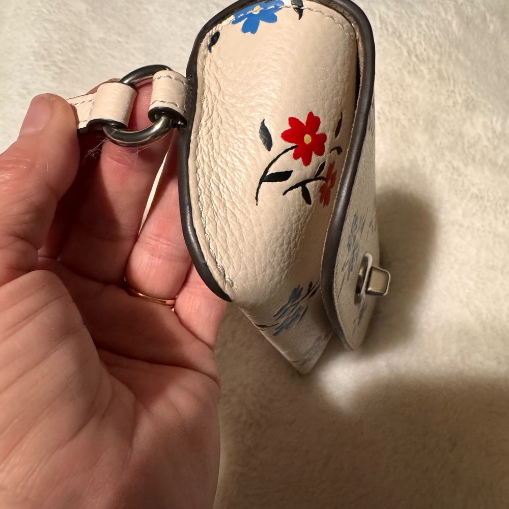 Coach Sunglasses Case with Floral Print in Pebbled Leather (Chalk Multi) - Picture 4 of 7